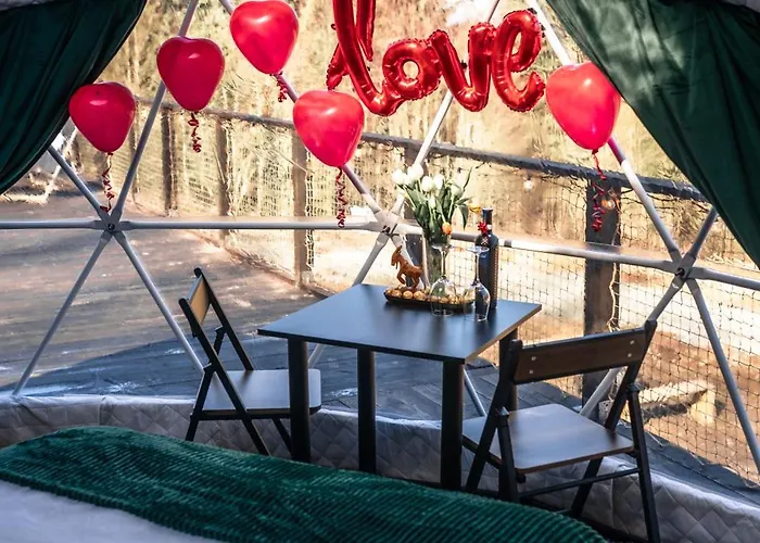 Caloroczny Jacuzzi Zieleniec Goat Glamp Luxuszelt *